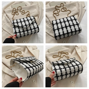 Detalle del bolso bandolera de tweed con estampado blanco y negro y cadena dorada