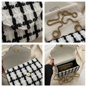 Detalle de bolso tweed con cadena, textura, herrajes dorados y espacio interior