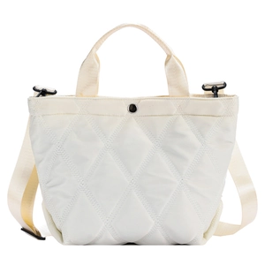Sac fourre-tout matelassé blanc cassé avec motif losanges et bandoulière réglable sur fond blanc