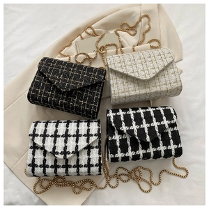 Bolsos bandolera de tweed a cuadros con cadenas doradas en cuatro patrones de color