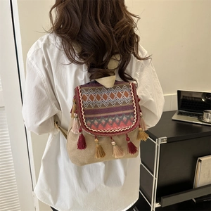 Ethnic μποέμ μίνι σακίδιο πλάτης με πολύχρωμα υφαντά σχέδια και διακοσμητικά φούντες