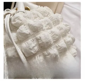 Vue macro du sac seau blanc avec texture bulles premium et détails du cordon de serrage