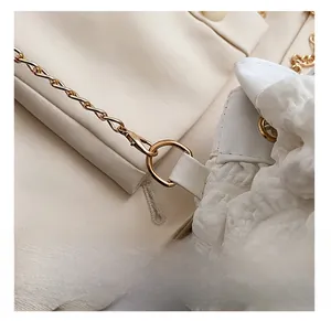 Détails de la chaîne dorée et texture plissée blanche du sac nuage élégant