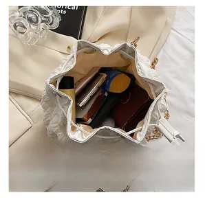Détails intérieurs d'un sac seau blanc à volants avec espace pour vos essentiels