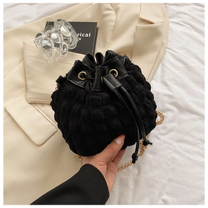Détails du sac seau à bulles plissé avec chaîne dorée et fermeture à cordon coulissant