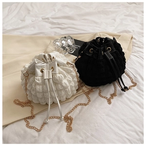 Détail de sacs seaux noirs et blancs à bulles plissées avec chaînes dorées élégantes
