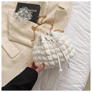Détail du sac seau blanc à bulles plissées avec chaîne dorée et fermeture à cordon