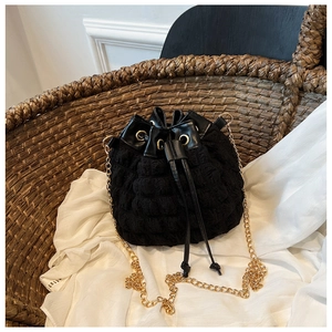 Détail du sac seau noir plissé bulles avec cordon et bandoulière chaîne dorée