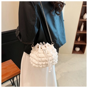Détail du sac seau blanc à texture bulles avec bandoulière chaîne dorée