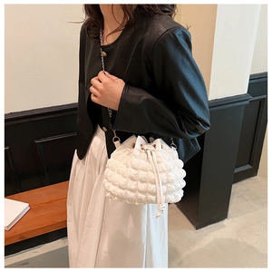 Détails du sac seau blanc à texture nuage avec bandoulière chaîne chic pour femme