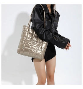 Sac fourre-tout matelassé doré métallisé avec coutures carrées et doubles bretelles de mode