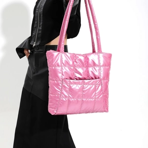 Sac cabas matelassé rose métallisé avec texture rembourrée et grande poche frontale