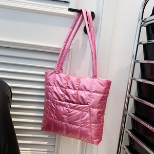 Sac fourre-tout matelassé rose en nylon métallisé avec coutures à carreaux larges