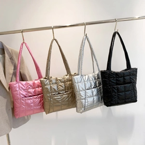 Sacs cabas matelassés en rose, doré, argent et noir avec finition métallisée