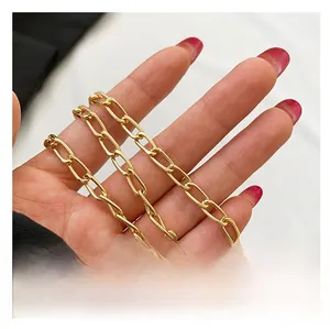 Detail of polished gold alloy chain strap for crossbody handbag with high-gloss finish