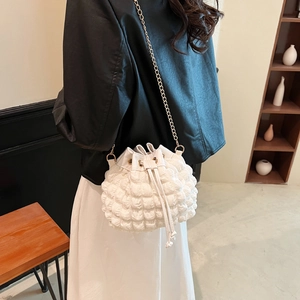 Sac seau nuage blanc avec texture bulles et bandoulière en chaîne dorée élégante