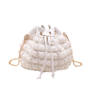 Sac seau nuage blanc à texture bulles avec bandoulière chaîne dorée pour femme