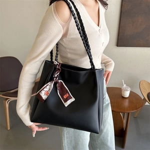 Große Kapazität Damen Tragetasche PU Leder Geflochtener Griff Mit Satinnschal Dekor Für Pendler Minimalistischer Stil