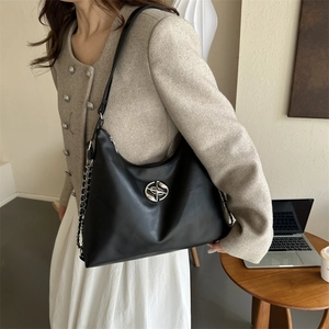 Sac hobo noir minimaliste avec boucle argentée et détail de bandoulière en chaîne