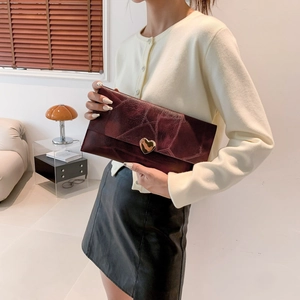 Pochette enveloppe rouge foncé élégante avec motifs d'étoiles et fermoir cœur doré