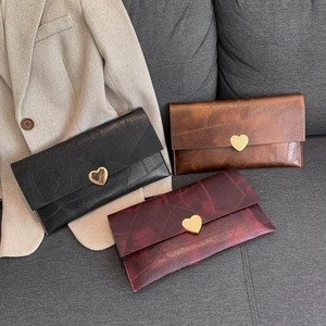Pochettes enveloppes chic à fermoir cœur en noir, marron et bordeaux pour femme