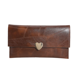 Pochette marron dégradé avec fermoir cœur et texture en cuir craquelé élégante