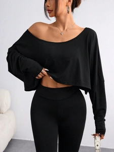Completo due pezzi da donna nero con maglia a spalle scoperte e leggings aderenti