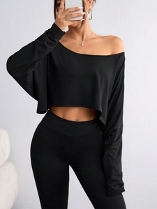 Set donna con top corto nero a spalle scoperte e pantaloni da yoga a vita alta