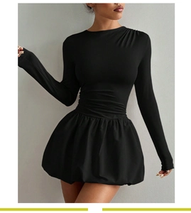Détail d'une robe noire à manches longues avec jupe bouffante évasée et épaules plissées