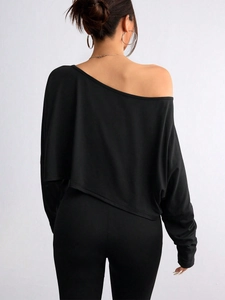 Completo donna con top monospalla nero a maniche lunghe e leggings aderenti