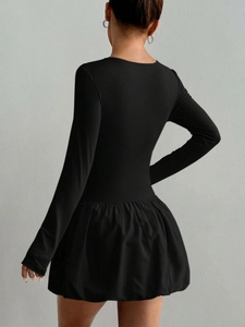 Robe noire élégante à manches longues taille basse avec ourlet bulle vue de l'arrière