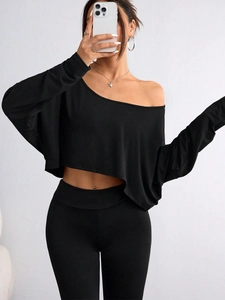 Set da donna con top corto nero a maniche lunghe scoperte e leggings a vita alta coordinati
