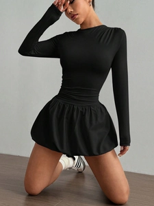 Robe noire à manches longues coupe ajustée avec jupe bouffante évasée pour femme