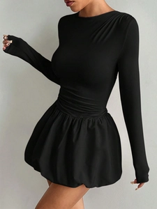 Robe courte noire ajustée à manches longues avec taille plissée et jupe évasée