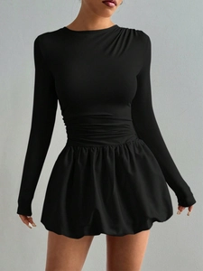 Robe noire moulante à manches longues avec taille froncée et jupe bouffante chic