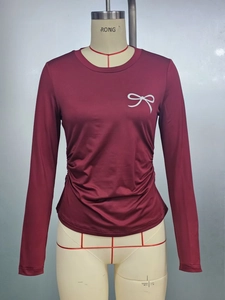 T-shirt aderente bordeaux a maniche lunghe con stampa fiocco e dettagli arricciati laterali
