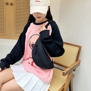 Minimalist black leisure chest bag for women in casual street style with zip closure
