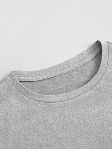 Dettaglio del girocollo con doppia cucitura su questa t-shirt a maniche lunghe grigio melange