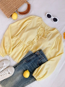 Mise à plat d'une chemise rayée jaune à manches longues avec nœuds et accessoires