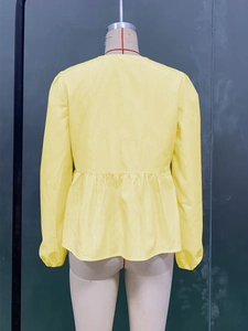 Vue arrière du chemisier à fines rayures jaunes avec taille cintrée et basque