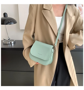Détail de la sacoche bandoulière vert menthe avec logo Fashion Trend et bandoulière
