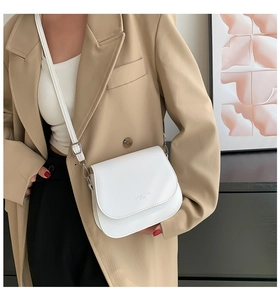 Gros plan du sac besace blanc en similicuir avec texte Fashion Studio sur mannequin