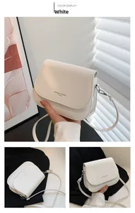 Détail du sac besace blanc en cuir PU avec logo Fashion Trend et boucles en métal argenté