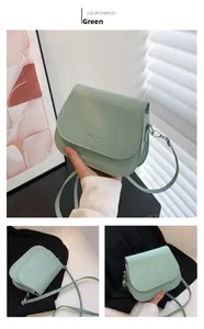 Détail du sac besace vert menthe en cuir PU mat avec texte argenté Fashion Trend