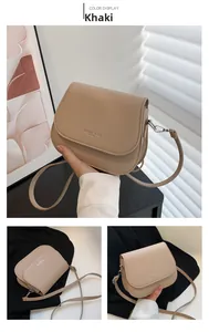 Détails du sac bandoulière en cuir kaki avec sangle réglable et finitions métalliques argentées