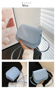 Détail du sac selle en cuir PU bleu clair avec rabat magnétique et bandoulière