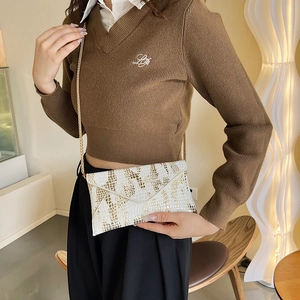 Bolso bandolera blanco en piel sintética con patrón de cocodrilo dorado y cadena
