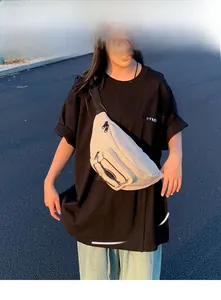 Sac de poitrine en nylon blanc cassé sur un mannequin de 158cm pour le sport décontracté