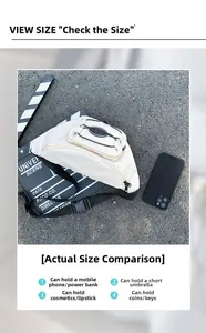Détail du sac banane en toile crème montrant l'espace pour téléphone et objets