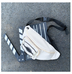 Détail du sac banane en nylon beige avec poche zippée et sangle réglable noire